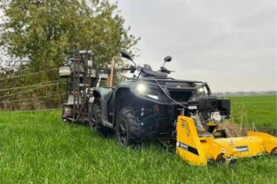 Plaatsing van een raster met quad-maaibalk aan de voorzijde.