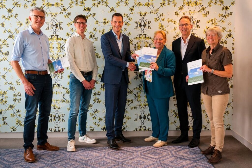 https://www.hetschaap.nl/actieplan-kracht-van-de-kudde-aangeboden-aan-ministerie/
